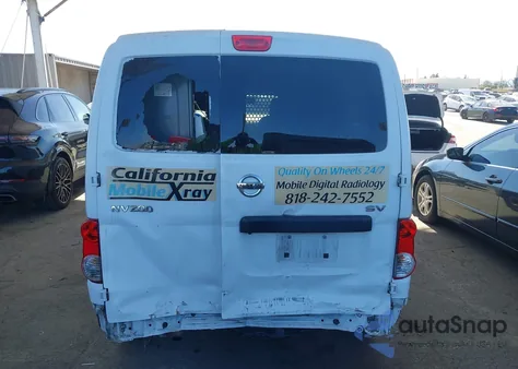 2015 Nissan Nv200 Sv z USA, uszkodzony, nr VIN 3N6CM0KN4FK721270